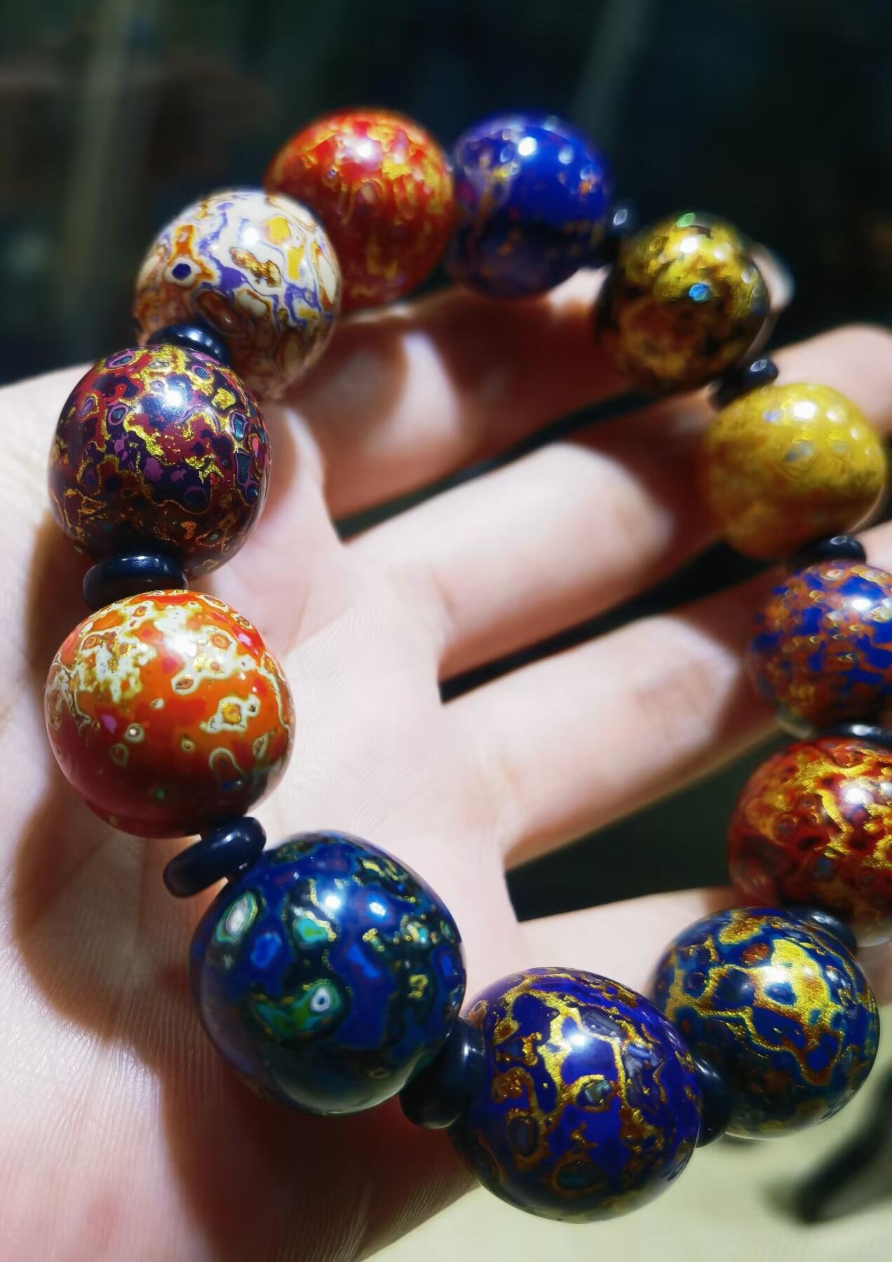 非遗大漆满螺钿手串鼓珠，甄选天然材质，匠心工艺，它是一种树脂涂料，生长条件严苛，成熟缓慢，漆树需生长10年才能割采，一颗漆树整个生命周期只能割出10公斤生漆，3000颗漆树采集一公斤生漆，有“百里千刀一斤漆”的说法，收集完后过滤提取成为优良大漆，它耐酸、耐潮、耐高温，天然环保。大漆工艺是一种表面涂漆，并以彩绘，雕刻加以美化，利用不同的色彩，不同的空间对比以及映照营造出立体的视觉美感的手工艺术。