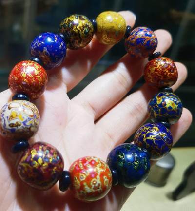 非遗大漆满螺钿手串鼓珠，甄选天然材质，匠心工艺，它是一种树脂涂料，生长条件严苛，成熟缓慢，漆树需生长10年才能割采，一颗漆树整个生命周期只能割出10公斤生漆，3000颗漆树采集一公斤生漆，有“百里千刀一斤漆”的说法，收集完后过滤提取成为优良大漆，它耐酸、耐潮、耐高温，天然环保。大漆工艺是一种表面涂漆，并以彩绘，雕刻加以美化，利用不同的色彩，不同的空间对比以及映照营造出立体的视觉美感的手工艺术。