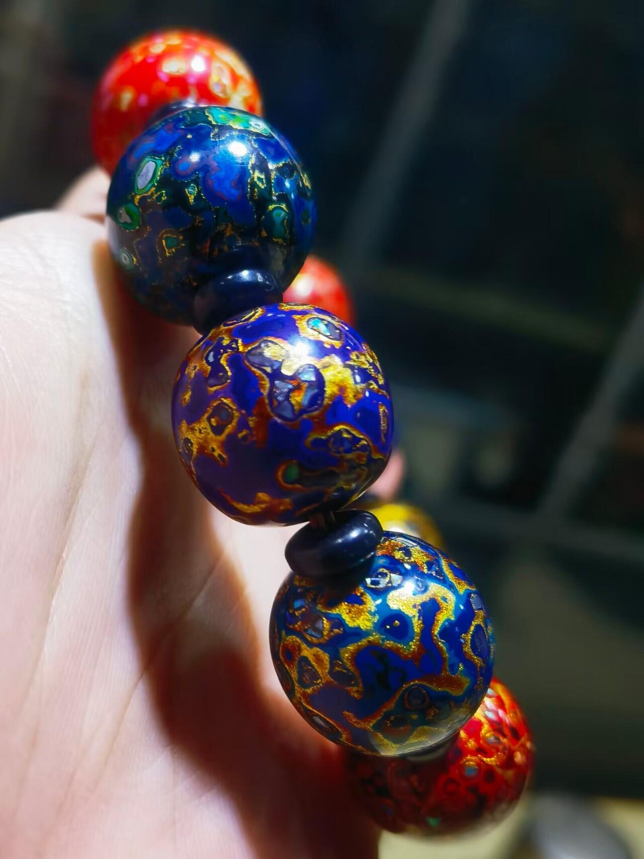 非遗大漆满螺钿手串鼓珠，甄选天然材质，匠心工艺，它是一种树脂涂料，生长条件严苛，成熟缓慢，漆树需生长10年才能割采，一颗漆树整个生命周期只能割出10公斤生漆，3000颗漆树采集一公斤生漆，有“百里千刀一斤漆”的说法，收集完后过滤提取成为优良大漆，它耐酸、耐潮、耐高温，天然环保。大漆工艺是一种表面涂漆，并以彩绘，雕刻加以美化，利用不同的色彩，不同的空间对比以及映照营造出立体的视觉美感的手工艺术。