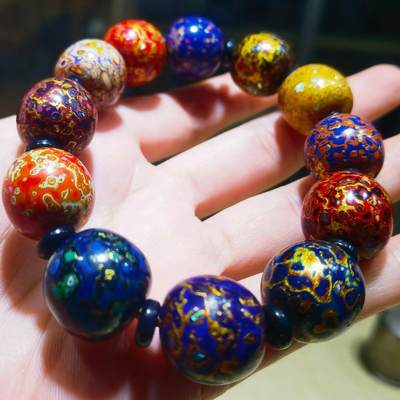 非遗大漆满螺钿手串鼓珠，甄选天然材质，匠心工艺，它是一种树脂涂料，生长条件严苛，成熟缓慢，漆树需生长10年才能割采，一颗漆树整个生命周期只能割出10公斤生漆，3000颗漆树采集一公斤生漆，有“百里千刀一斤漆”的说法，收集完后过滤提取成为优良大漆，它耐酸、耐潮、耐高温，天然环保。大漆工艺是一种表面涂漆，并以彩绘，雕刻加以美化，利用不同的色彩，不同的空间对比以及映照营造出立体的视觉美感的手工艺术。