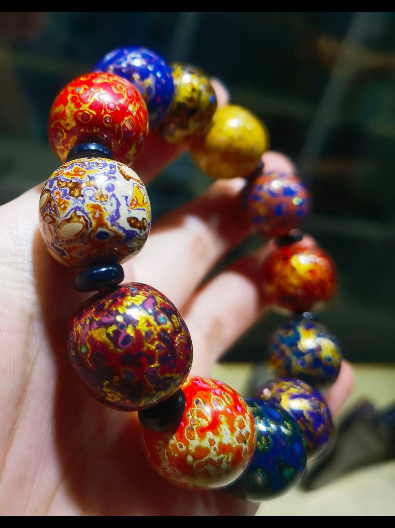 非遗大漆满螺钿手串鼓珠，甄选天然材质，匠心工艺，它是一种树脂涂料，生长条件严苛，成熟缓慢，漆树需生长10年才能割采，一颗漆树整个生命周期只能割出10公斤生漆，3000颗漆树采集一公斤生漆，有“百里千刀一斤漆”的说法，收集完后过滤提取成为优良大漆，它耐酸、耐潮、耐高温，天然环保。大漆工艺是一种表面涂漆，并以彩绘，雕刻加以美化，利用不同的色彩，不同的空间对比以及映照营造出立体的视觉美感的手工艺术。