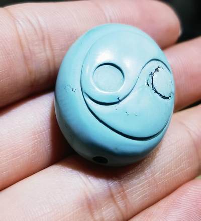 原矿无优化绿松石饕餮吊坠挂件男女款，雕工精湛干净利落，高瓷蓝，佩戴即变色！