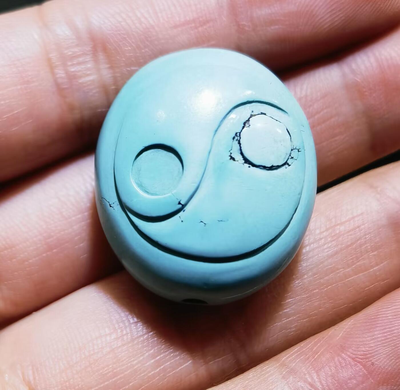 原矿无优化绿松石饕餮吊坠挂件男女款，雕工精湛干净利落，高瓷蓝，佩戴即变色！尺寸:2.6cm*2.3cm*1.5cm克重:11.4g