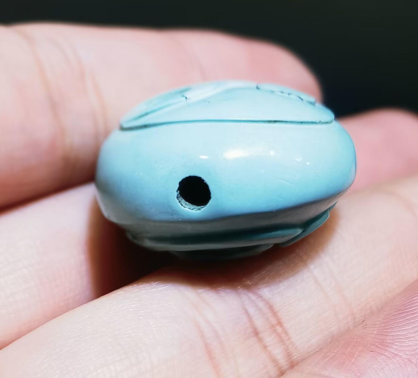 原矿无优化绿松石饕餮吊坠挂件男女款，雕工精湛干净利落，高瓷蓝，佩戴即变色！尺寸:2.6cm*2.3cm*1.5cm克重:11.4g