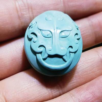 原矿无优化绿松石饕餮吊坠挂件男女款，雕工精湛干净利落，高瓷蓝，佩戴即变色！