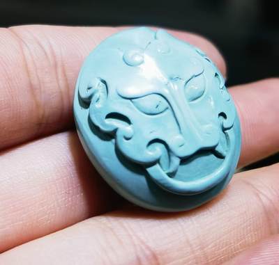 原矿无优化绿松石饕餮吊坠挂件男女款，雕工精湛干净利落，高瓷蓝，佩戴即变色！