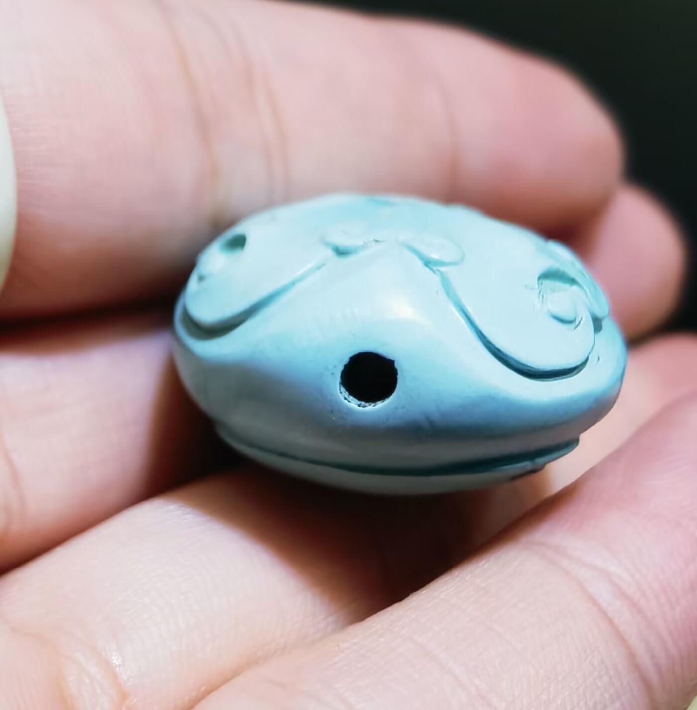 原矿无优化绿松石饕餮吊坠挂件男女款，雕工精湛干净利落，高瓷蓝，佩戴即变色！尺寸:2.6cm*2.3cm*1.5cm克重:11.4g