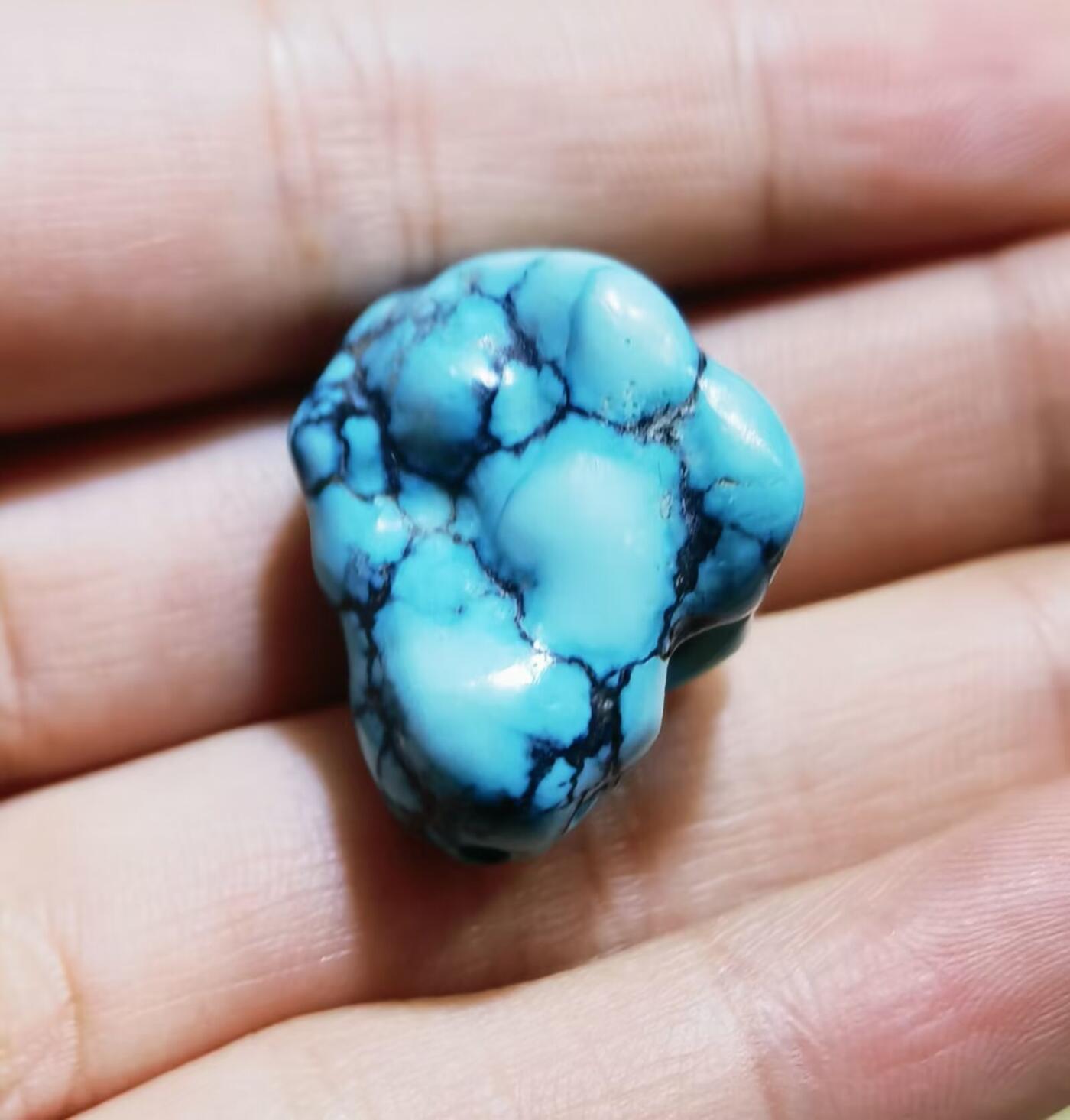 纯天然原矿高瓷蓝绿松石随型吊坠挂件锁骨链勒子男女款，瓷度高，无沁色、无柱胶、无过蜡！可见天然铁线等！已打孔！尺寸:2.6cm*1.7cm 克重:8，实物实拍。