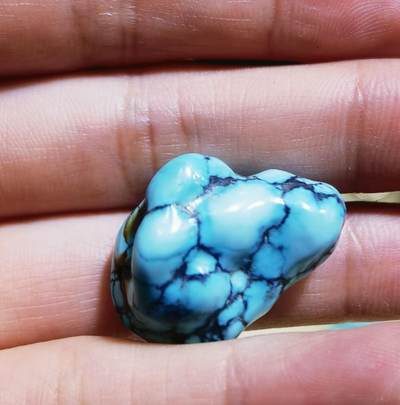 纯天然原矿高瓷蓝绿松石随型吊坠挂件锁骨链勒子男女款，瓷度高，无沁色、无柱胶、无过蜡！可见天然铁线等！已打孔！尺寸:2.6cm*1.7cm 克重:8，实物实拍。