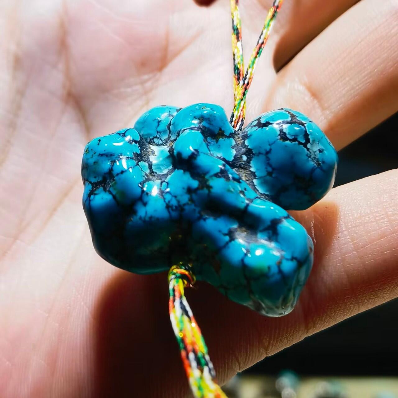 原矿绿松石乌兰花吊坠挂件锁骨链男女款，无优化，瓷釉级，玉化程度高，
【尺寸(mm)】29*25*15【重量(g)】13

​