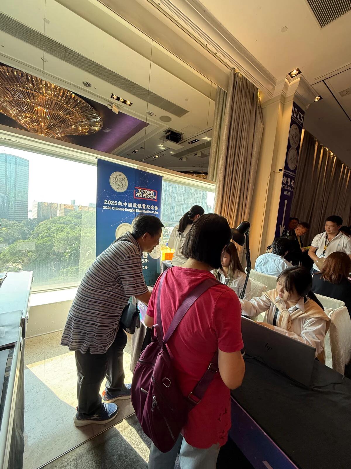 第十三届HKCS香港国际钱币联合展销会2025版中国龙银币领取现场🇭🇰​​