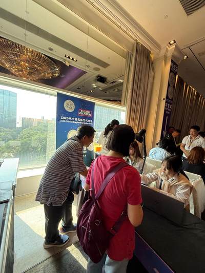 第十三届HKCS香港国际钱币联合展销会2025版中国龙银币领取现场🇭🇰​​