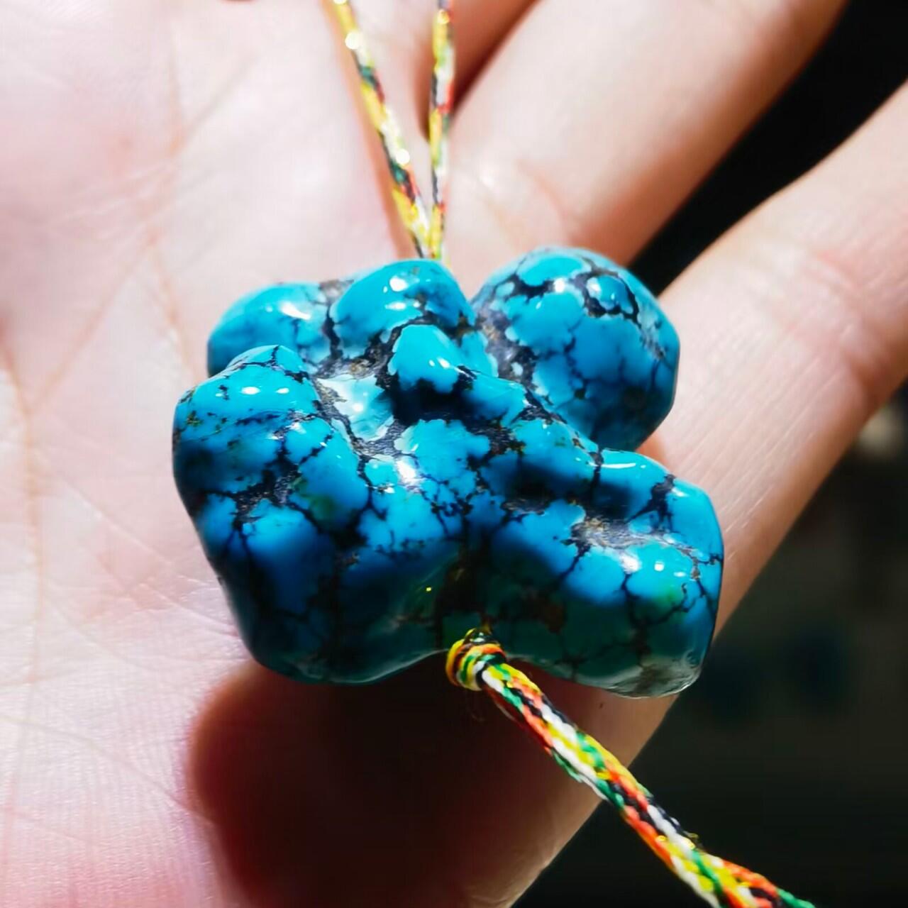 原矿绿松石乌兰花吊坠挂件锁骨链男女款，无优化，瓷釉级，玉化程度高，
【尺寸(mm)】29*25*15【重量(g)】13

​