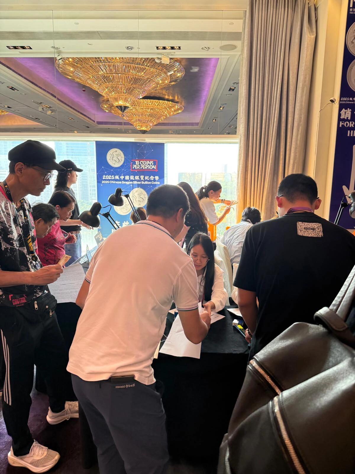 第十三届HKCS香港国际钱币联合展销会2025版中国龙银币领取现场🇭🇰​​