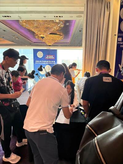 第十三届HKCS香港国际钱币联合展销会2025版中国龙银币领取现场🇭🇰​​