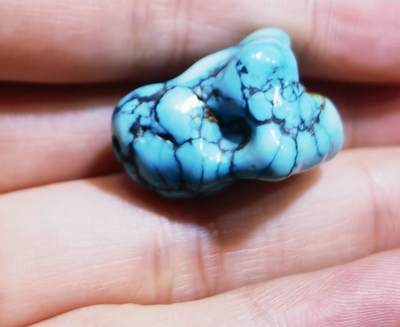 纯天然原矿高瓷蓝绿松石随型吊坠挂件锁骨链勒子男女款，瓷度高，无沁色、无柱胶、无过蜡！可见天然铁线等！已打孔！尺寸:2.6cm*1.7cm 克重:8，实物实拍。