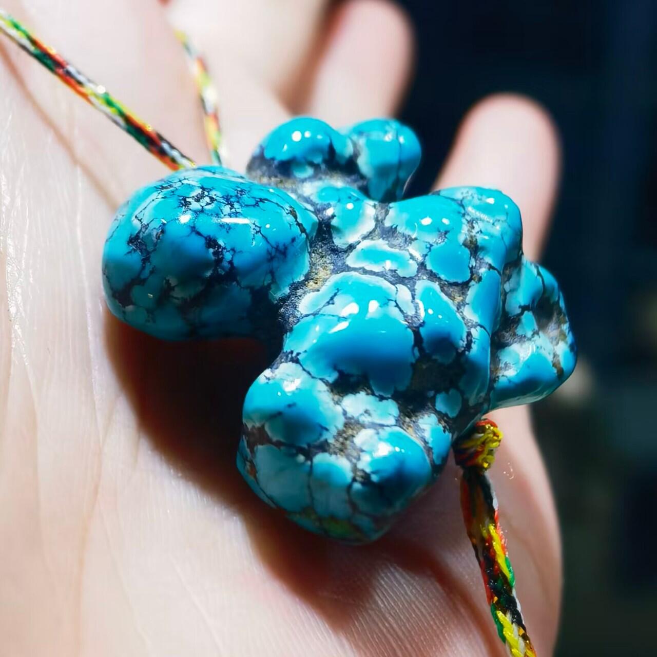 原矿绿松石乌兰花吊坠挂件锁骨链男女款，无优化，瓷釉级，玉化程度高，
【尺寸(mm)】29*25*15【重量(g)】13

​