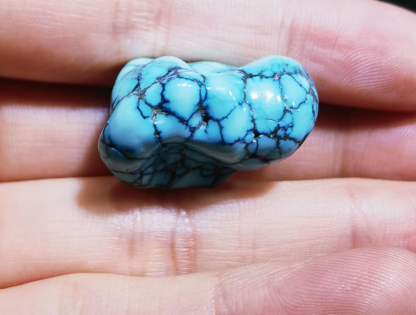 纯天然原矿高瓷蓝绿松石随型吊坠挂件锁骨链勒子男女款，瓷度高，无沁色、无柱胶、无过蜡！可见天然铁线等！已打孔！尺寸:2.6cm*1.7cm 克重:8，实物实拍。