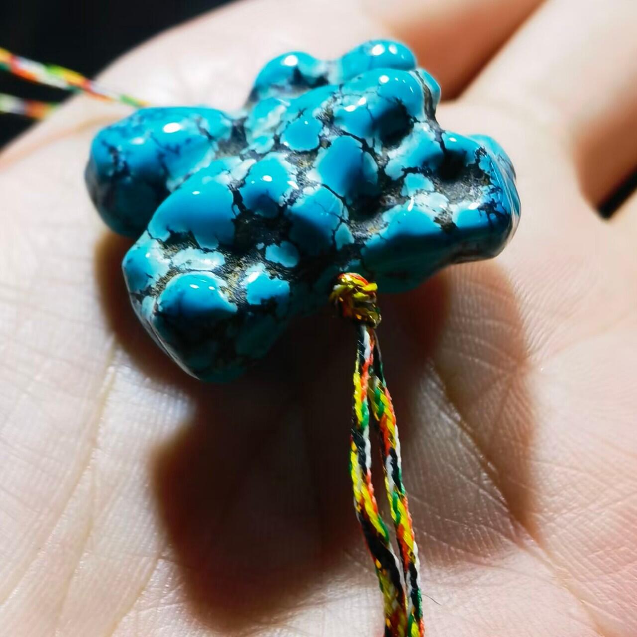 原矿绿松石乌兰花吊坠挂件锁骨链男女款，无优化，瓷釉级，玉化程度高，
【尺寸(mm)】29*25*15【重量(g)】13

​