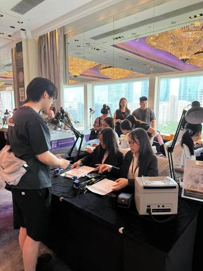 第十三届HKCS香港国际钱币联合展销会2025版中国龙银币领取现场🇭🇰​​