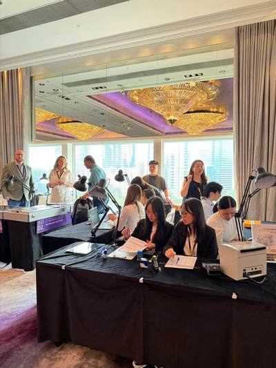 第十三届HKCS香港国际钱币联合展销会2025版中国龙银币领取现场🇭🇰​​