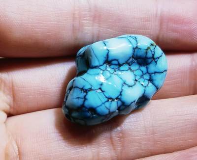 纯天然原矿高瓷蓝绿松石随型吊坠挂件锁骨链勒子男女款，瓷度高，无沁色、无柱胶、无过蜡！可见天然铁线等！已打孔！尺寸:2.6cm*1.7cm 克重:8，实物实拍。