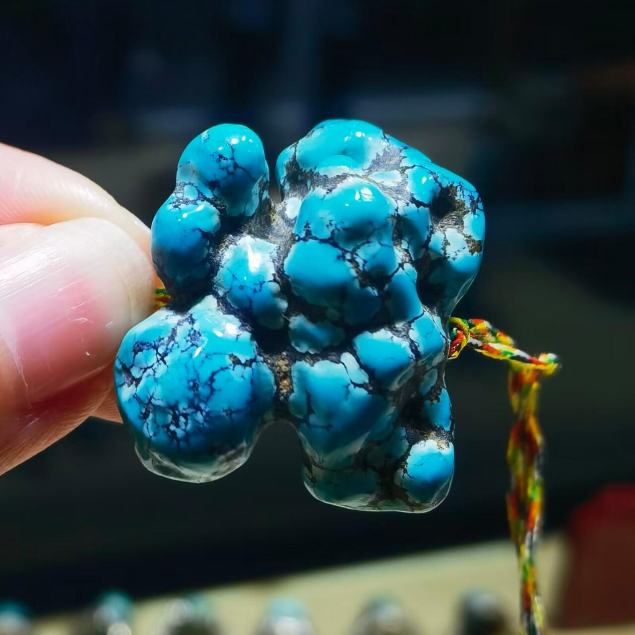 原矿绿松石乌兰花吊坠挂件锁骨链男女款，无优化，瓷釉级，玉化程度高，
【尺寸(mm)】29*25*15【重量(g)】13

​