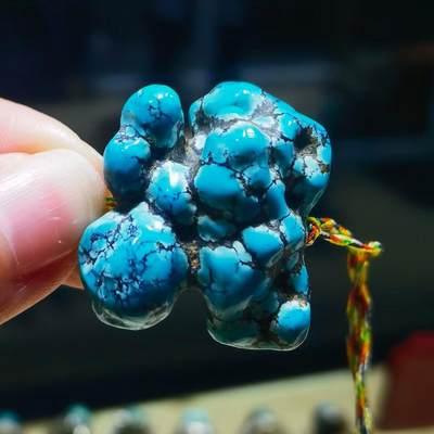 原矿绿松石乌兰花吊坠挂件锁骨链男女款，无优化，瓷釉级，玉化程度高，
【尺寸(mm)】29*25*15【重量(g)】13

​