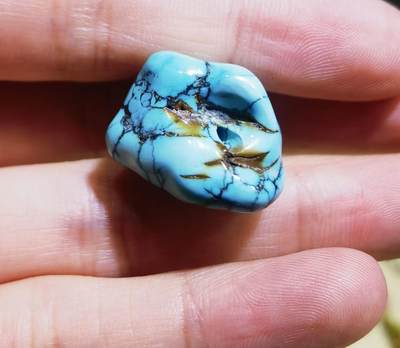 纯天然原矿高瓷蓝绿松石随型吊坠挂件锁骨链勒子男女款，瓷度高，无沁色、无柱胶、无过蜡！可见天然铁线等！已打孔！尺寸:2.6cm*1.7cm 克重:8，实物实拍。