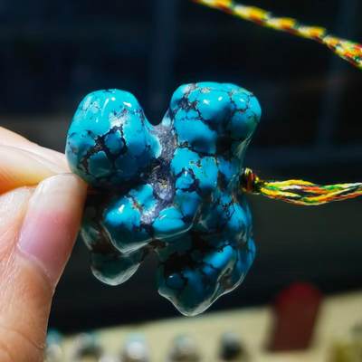 原矿绿松石乌兰花吊坠挂件锁骨链男女款，无优化，瓷釉级，玉化程度高，
【尺寸(mm)】29*25*15【重量(g)】13

​