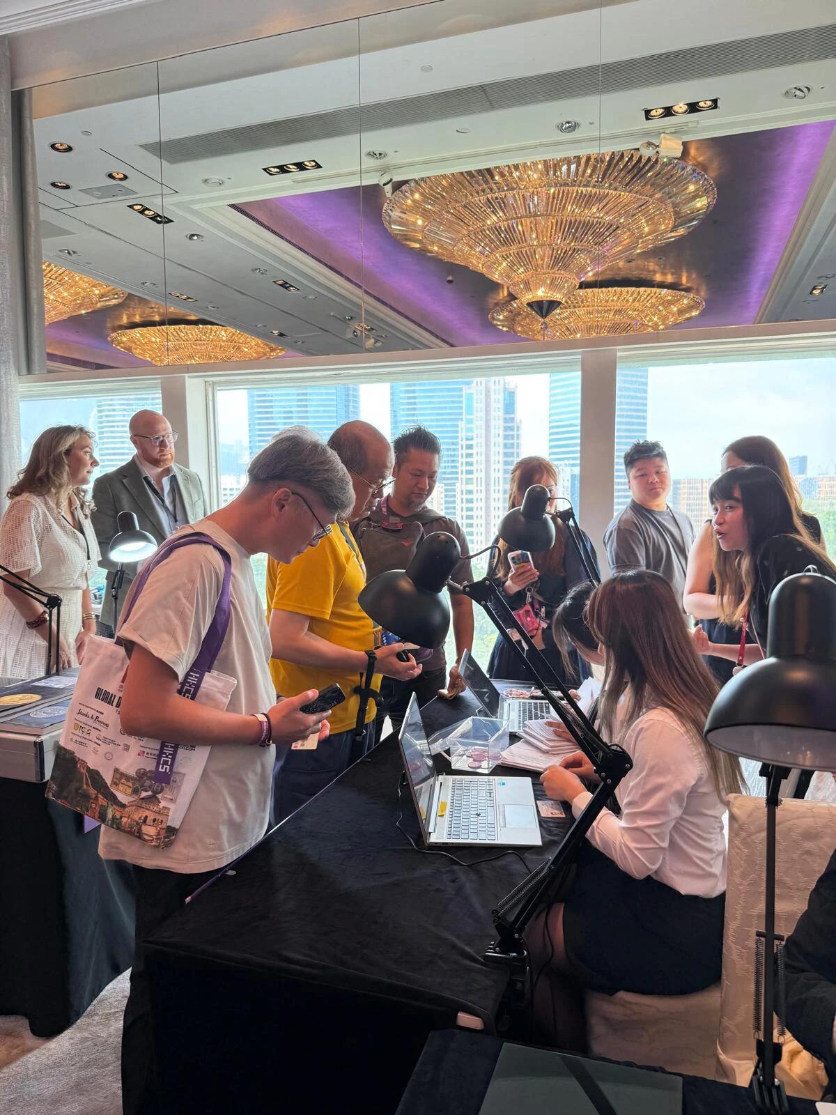 第十三届HKCS香港国际钱币联合展销会2025版中国龙银币领取现场🇭🇰​​