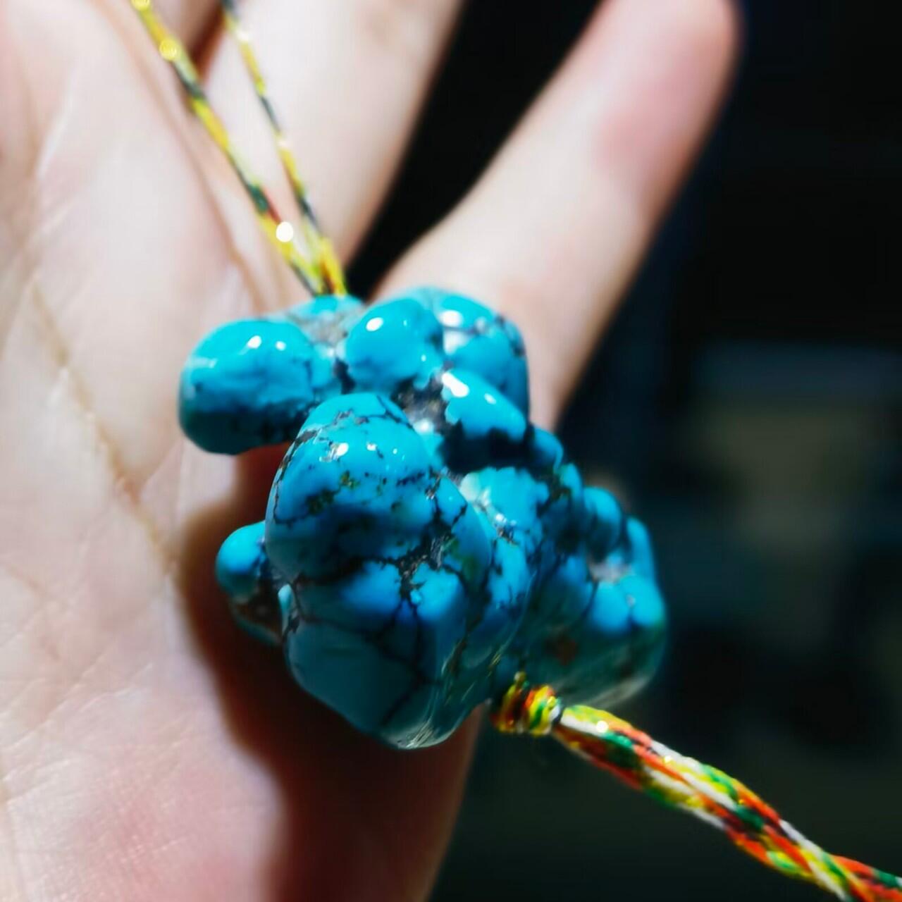 原矿绿松石乌兰花吊坠挂件锁骨链男女款，无优化，瓷釉级，玉化程度高，
【尺寸(mm)】29*25*15【重量(g)】13

​