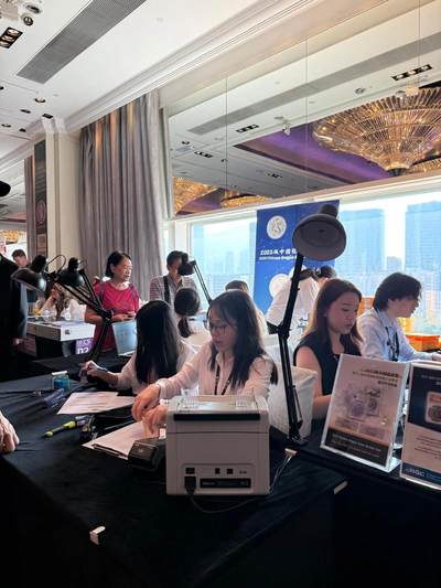 第十三届HKCS香港国际钱币联合展销会2025版中国龙银币领取现场🇭🇰​​