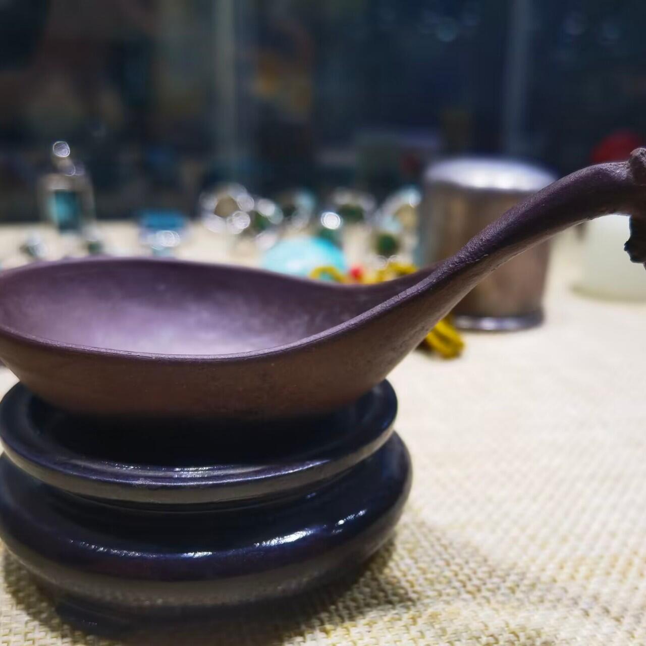 紫砂凤头勺是明代至清代流行的食具造型特征
紫砂凤头勺通常为凤首造型，勺柄雕刻凤凰头部形象，尾部延伸为勺柄，整体造型融合了传统凤纹装饰与紫砂工艺。尺寸：9cm＊4.5cm