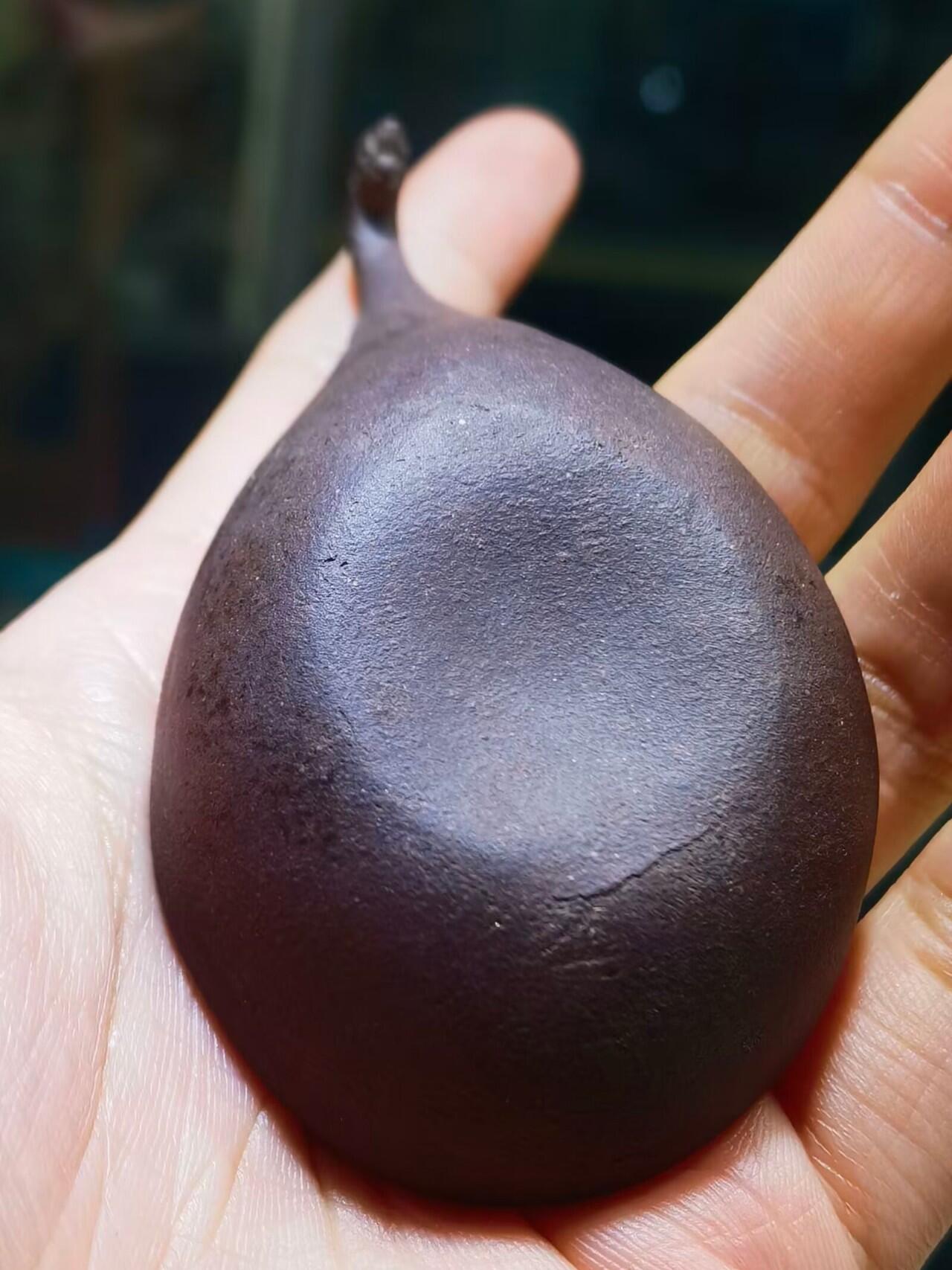 紫砂凤头勺是明代至清代流行的食具造型特征
紫砂凤头勺通常为凤首造型，勺柄雕刻凤凰头部形象，尾部延伸为勺柄，整体造型融合了传统凤纹装饰与紫砂工艺。尺寸：9cm＊4.5cm