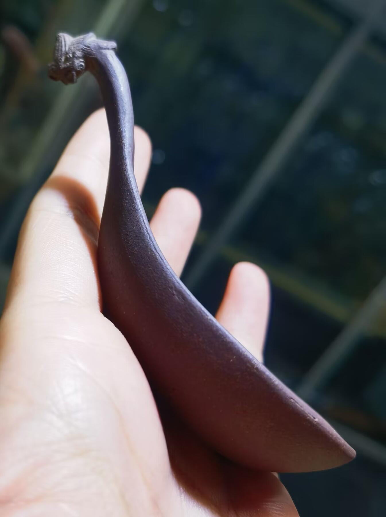 紫砂凤头勺是明代至清代流行的食具造型特征
紫砂凤头勺通常为凤首造型，勺柄雕刻凤凰头部形象，尾部延伸为勺柄，整体造型融合了传统凤纹装饰与紫砂工艺。尺寸：9cm＊4.5cm