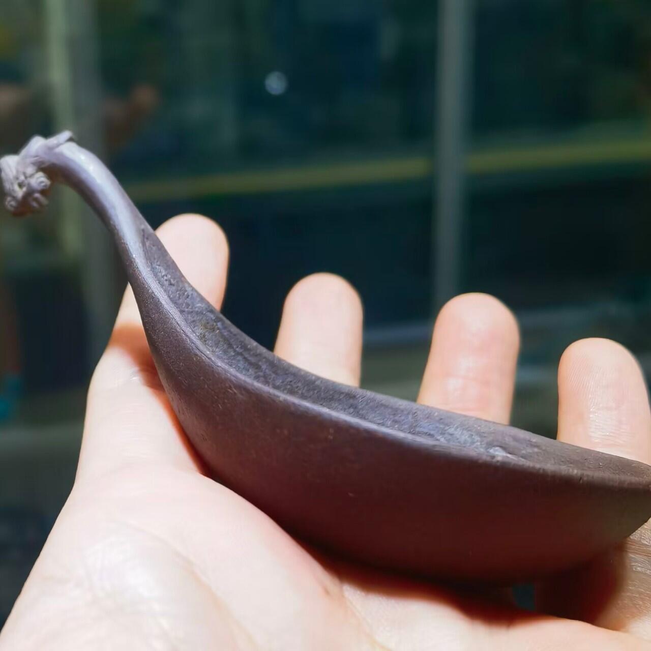 紫砂凤头勺是明代至清代流行的食具造型特征
紫砂凤头勺通常为凤首造型，勺柄雕刻凤凰头部形象，尾部延伸为勺柄，整体造型融合了传统凤纹装饰与紫砂工艺。尺寸：9cm＊4.5cm