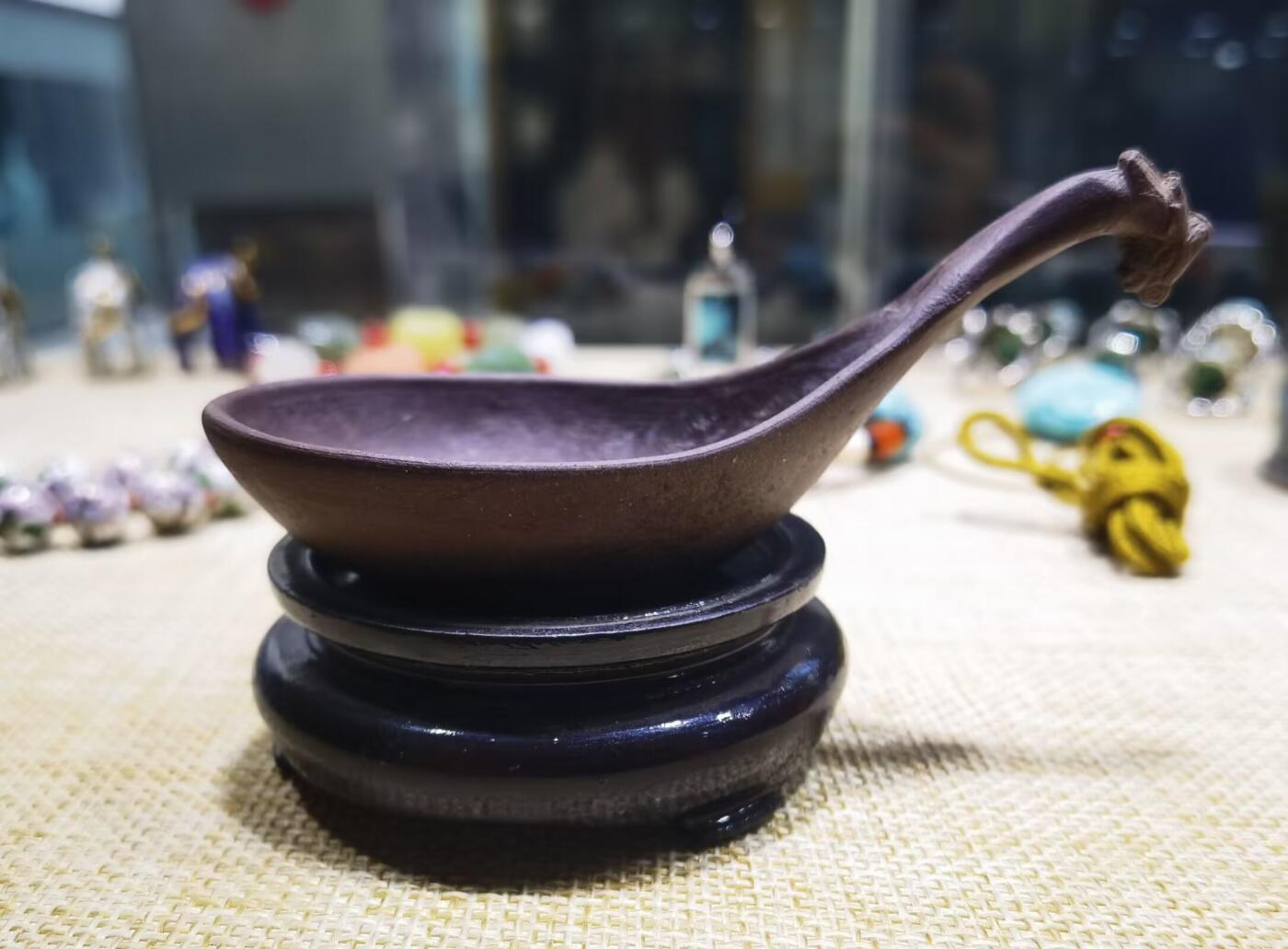 紫砂凤头勺是明代至清代流行的食具造型特征
紫砂凤头勺通常为凤首造型，勺柄雕刻凤凰头部形象，尾部延伸为勺柄，整体造型融合了传统凤纹装饰与紫砂工艺。尺寸：9cm＊4.5cm