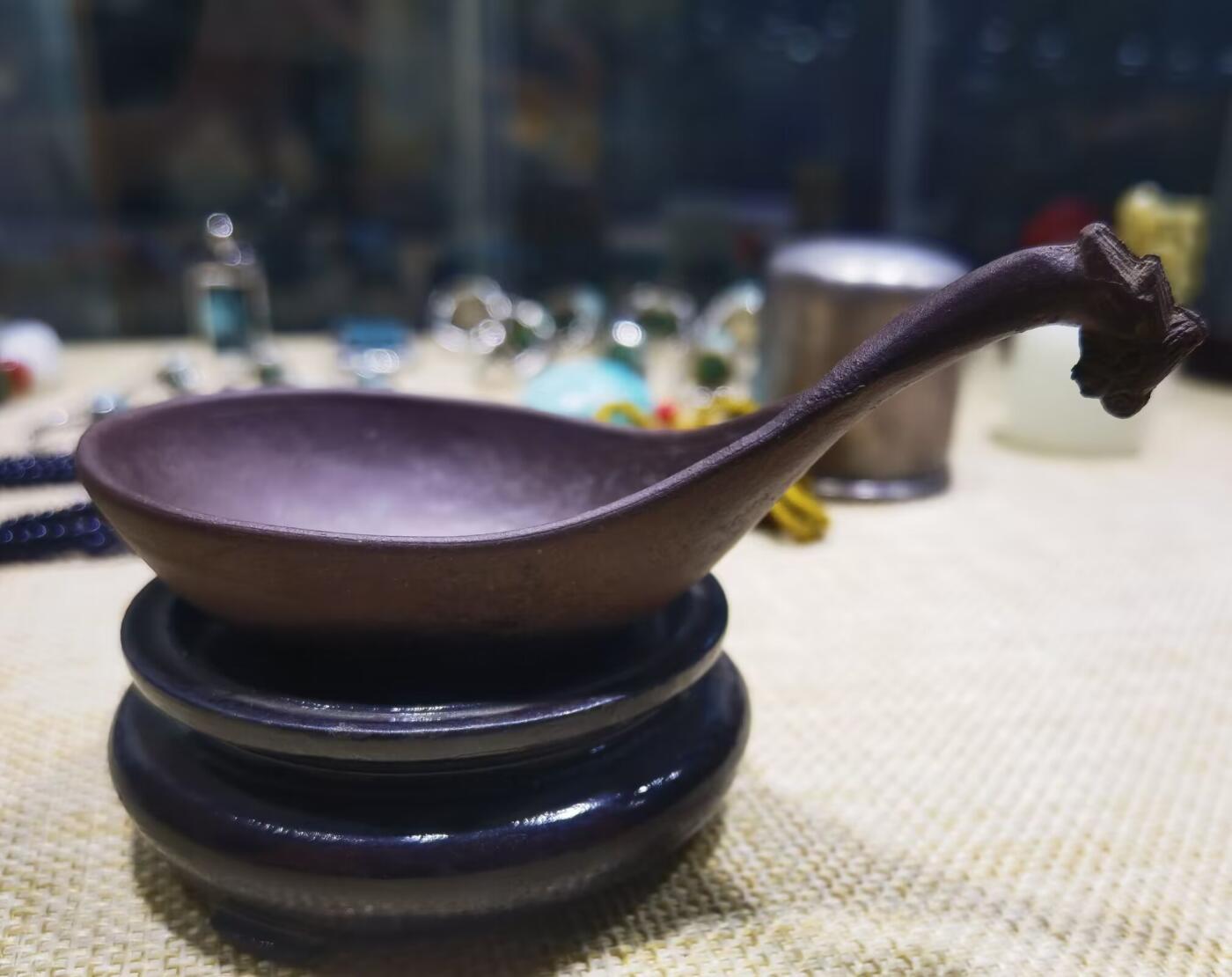 紫砂凤头勺是明代至清代流行的食具造型特征
紫砂凤头勺通常为凤首造型，勺柄雕刻凤凰头部形象，尾部延伸为勺柄，整体造型融合了传统凤纹装饰与紫砂工艺。尺寸：9cm＊4.5cm