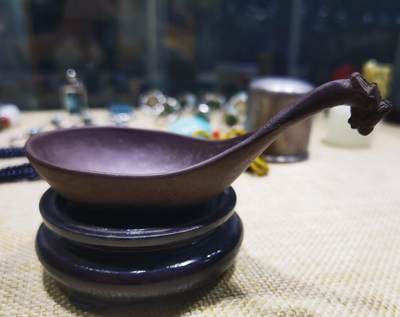 紫砂凤头勺是明代至清代流行的食具造型特征
紫砂凤头勺通常为凤首造型，勺柄雕刻凤凰头部形象，尾部延伸为勺柄，整体造型融合了传统凤纹装饰与紫砂工艺。尺寸：9cm＊4.5cm