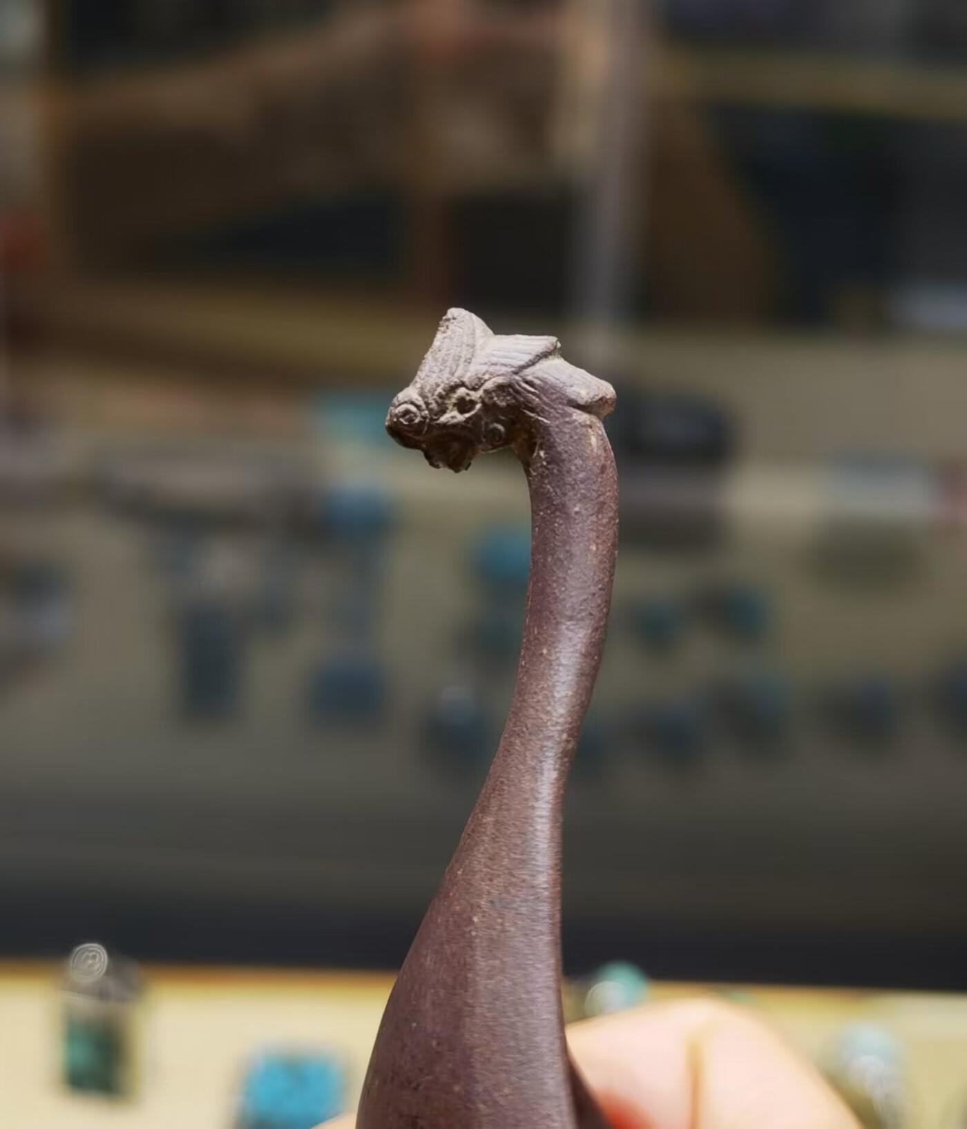 紫砂凤头勺是明代至清代流行的食具造型特征
紫砂凤头勺通常为凤首造型，勺柄雕刻凤凰头部形象，尾部延伸为勺柄，整体造型融合了传统凤纹装饰与紫砂工艺。尺寸：9cm＊4.5cm