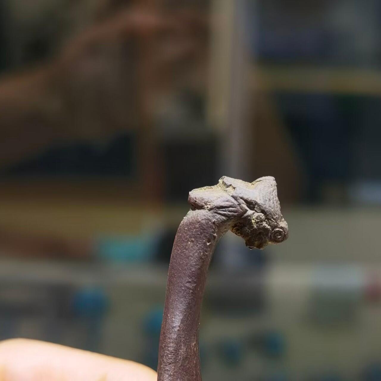 紫砂凤头勺是明代至清代流行的食具造型特征
紫砂凤头勺通常为凤首造型，勺柄雕刻凤凰头部形象，尾部延伸为勺柄，整体造型融合了传统凤纹装饰与紫砂工艺。尺寸：9cm＊4.5cm