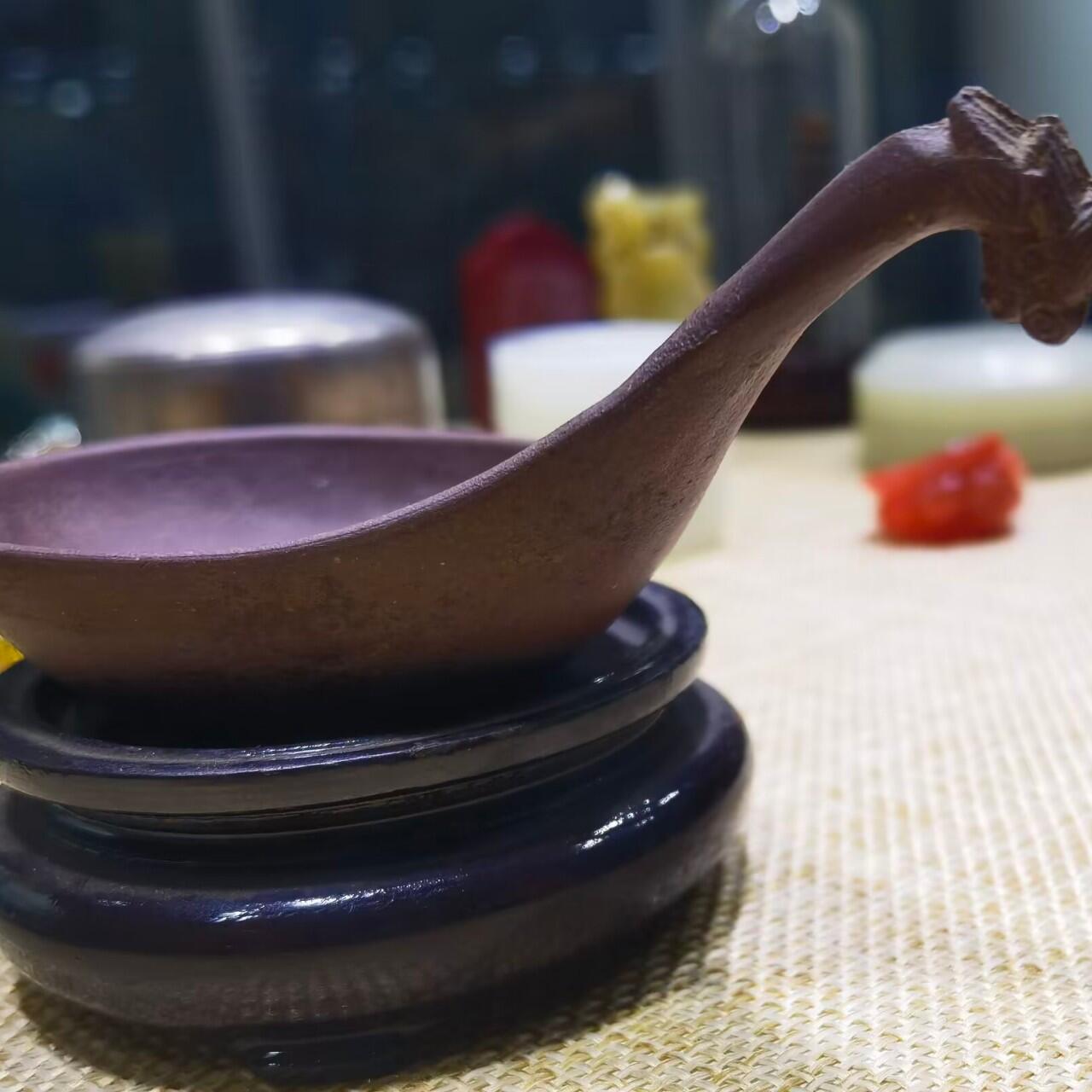 紫砂凤头勺是明代至清代流行的食具造型特征
紫砂凤头勺通常为凤首造型，勺柄雕刻凤凰头部形象，尾部延伸为勺柄，整体造型融合了传统凤纹装饰与紫砂工艺。尺寸：9cm＊4.5cm