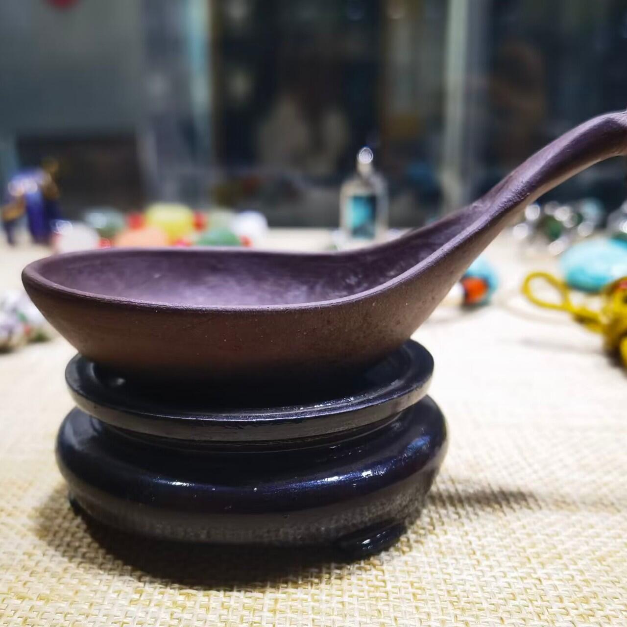 紫砂凤头勺是明代至清代流行的食具造型特征
紫砂凤头勺通常为凤首造型，勺柄雕刻凤凰头部形象，尾部延伸为勺柄，整体造型融合了传统凤纹装饰与紫砂工艺。尺寸：9cm＊4.5cm