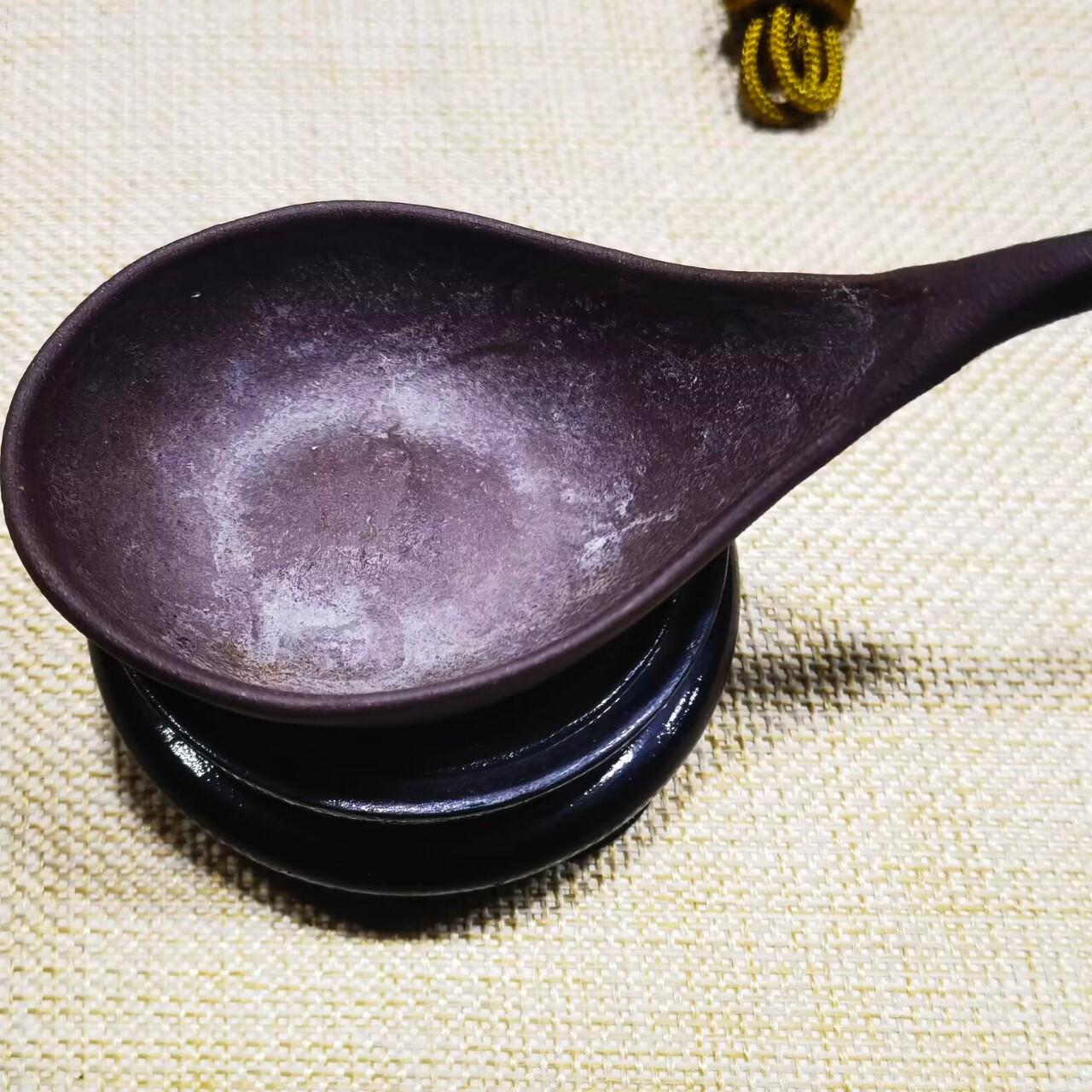 紫砂凤头勺是明代至清代流行的食具造型特征
紫砂凤头勺通常为凤首造型，勺柄雕刻凤凰头部形象，尾部延伸为勺柄，整体造型融合了传统凤纹装饰与紫砂工艺。尺寸：9cm＊4.5cm