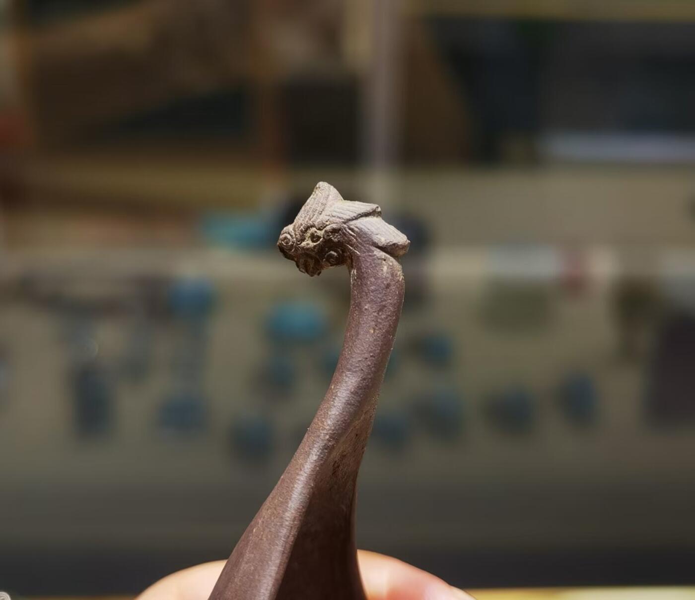 紫砂凤头勺是明代至清代流行的食具造型特征
紫砂凤头勺通常为凤首造型，勺柄雕刻凤凰头部形象，尾部延伸为勺柄，整体造型融合了传统凤纹装饰与紫砂工艺。尺寸：9cm＊4.5cm