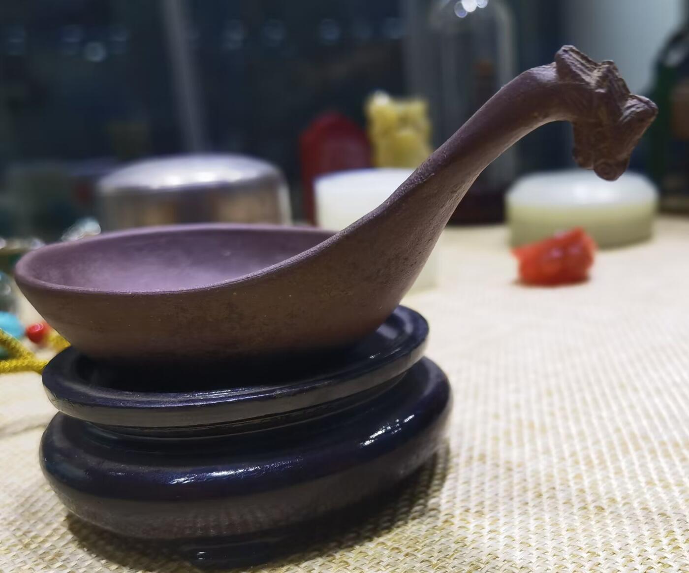 紫砂凤头勺是明代至清代流行的食具造型特征
紫砂凤头勺通常为凤首造型，勺柄雕刻凤凰头部形象，尾部延伸为勺柄，整体造型融合了传统凤纹装饰与紫砂工艺。尺寸：9cm＊4.5cm