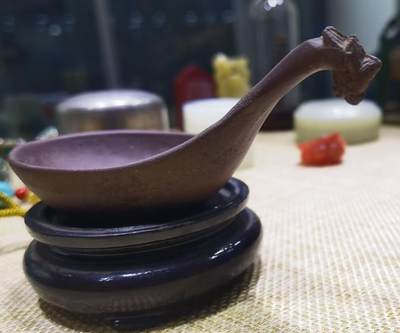 紫砂凤头勺是明代至清代流行的食具造型特征
紫砂凤头勺通常为凤首造型，勺柄雕刻凤凰头部形象，尾部延伸为勺柄，整体造型融合了传统凤纹装饰与紫砂工艺。尺寸：9cm＊4.5cm