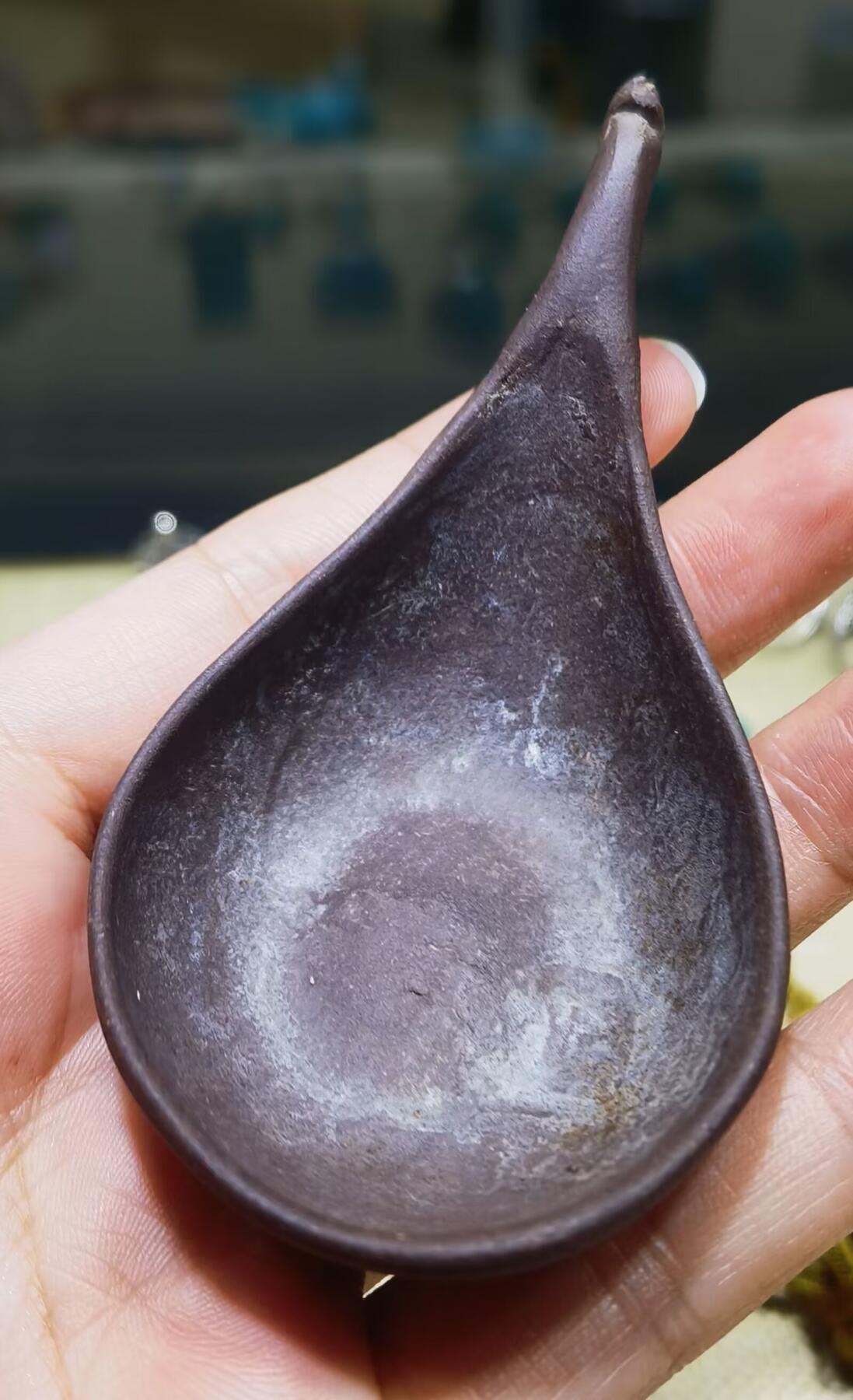 紫砂凤头勺是明代至清代流行的食具造型特征
紫砂凤头勺通常为凤首造型，勺柄雕刻凤凰头部形象，尾部延伸为勺柄，整体造型融合了传统凤纹装饰与紫砂工艺。尺寸：9cm＊4.5cm