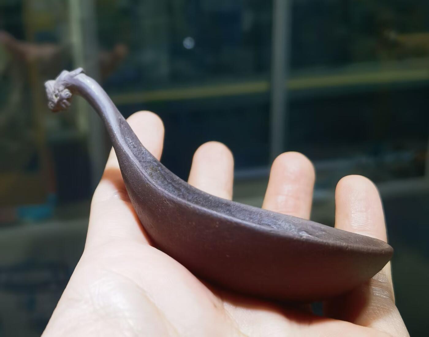 紫砂凤头勺是明代至清代流行的食具造型特征
紫砂凤头勺通常为凤首造型，勺柄雕刻凤凰头部形象，尾部延伸为勺柄，整体造型融合了传统凤纹装饰与紫砂工艺。尺寸：9cm＊4.5cm